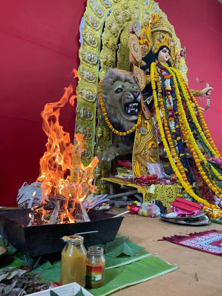 Jagga with Maa Jagaddhatri — a beautiful blend of devotion, tradition and divine grace. 🙏✨